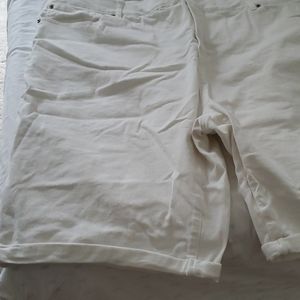 New Avenue plus size 32 white bermuda shorts